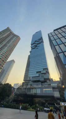 Bangkok, Tayland, 18 Ocak 2025: Bangkok 'taki Mahanakhon SkyWalk' ta Tayland 'ın en yüksek gözlemevinin bulunduğu binanın zemin kat manzarası.