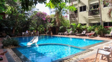 Pattaya, Tayland 16 Ocak 2025: Pattaya şehrinde bir otel, dünyanın dört bir yanındaki gezginlerin gündüz ve gece gezilerinden önce havuzda yemek yiyip dinlendikleri yer..