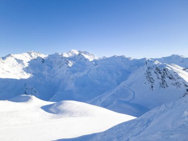 Fransız alp dağlarının panoramik manzarası karla kaplı engebeli tepeler, kayak yamaçları .