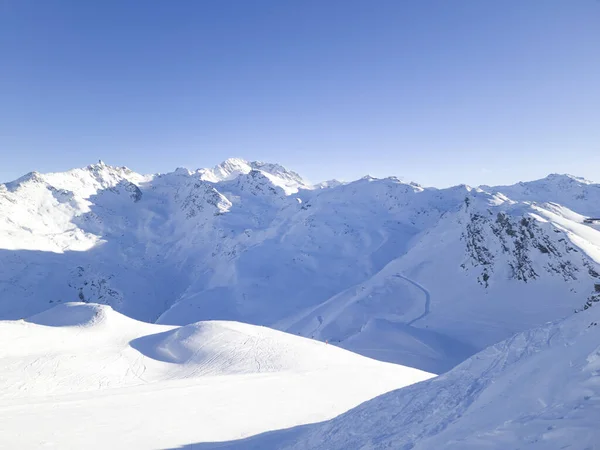 경사면 눈으로 울퉁불퉁 프랑스 산봉우리들의 파노라마같은 — 스톡 사진