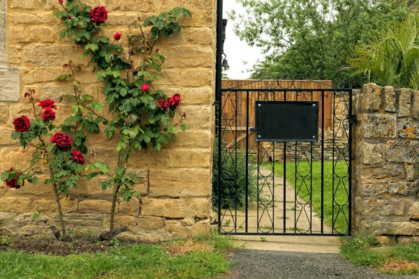 Black Metal Gate Garden Next Stone English Cottage Red Rose — Stock Photo, Image