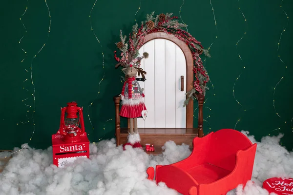 クリスマスの装飾 サンタ クラスは木の前でそり — ストック写真