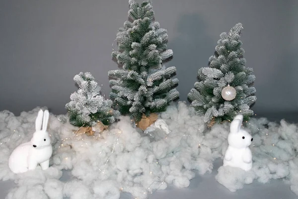クリスマスの飾りとモミの木の枝白いふわふわのウサギ — ストック写真