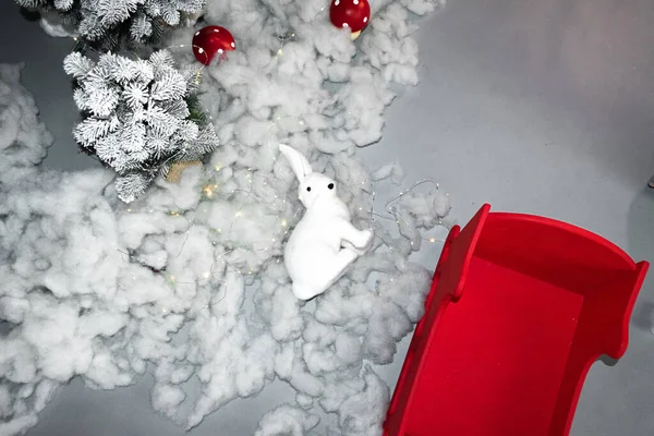 Λευκό Χνουδωτό Κουνέλι Κόκκινες Μπάλες Γκρι Φόντο Χιόνι — Φωτογραφία Αρχείου