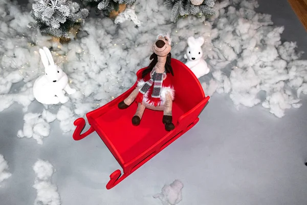 赤い鹿と雪のクリスマスのおもちゃクマ — ストック写真