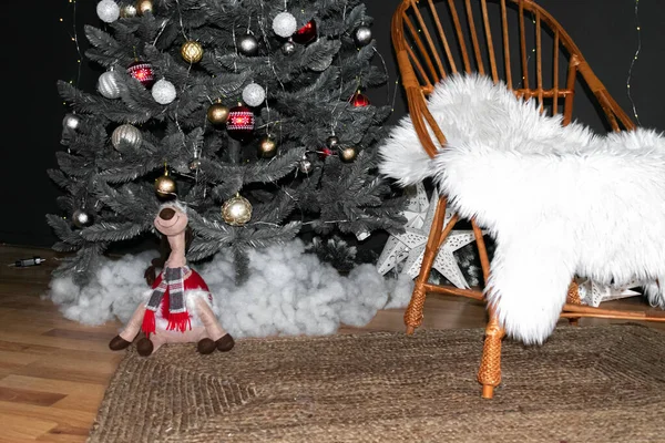 雪の中のクリスマスの装飾や贈り物 — ストック写真