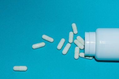 Mavi arka planda beyaz haplar, üst manzara. metin için boşluk kopyala