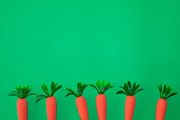 Fresco Orgânico Verde Desenhos Animados Cenouras Fundo Verde Com Espaço — Fotografia de Stock