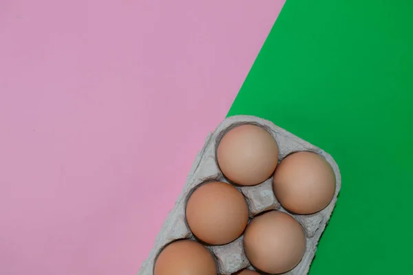 Ovos Galinha Branca Caixa Papelão Sobre Fundo Rosa Vista Superior — Fotografia de Stock