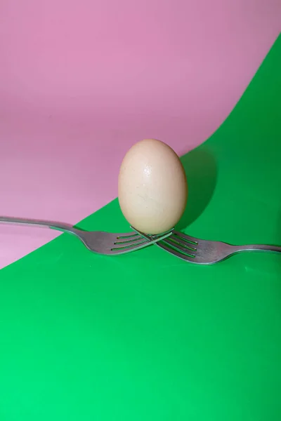 Великоднє Яйце Виделкою Ножем Рожевому Фоні — стокове фото