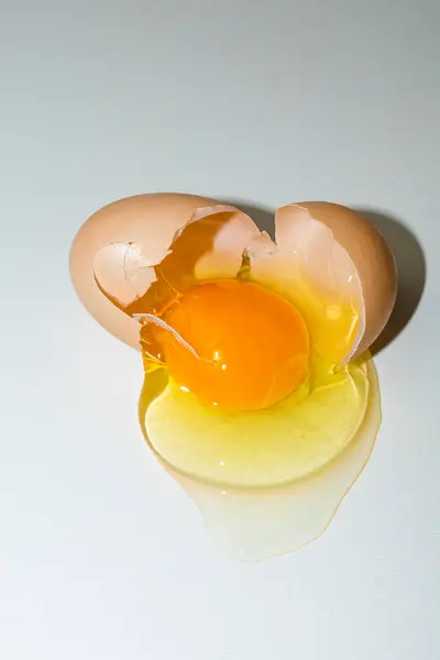 Σπασμένο Αυγό Λευκό Φόντο Κοντινό Πλάνο — Φωτογραφία Αρχείου