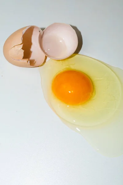 Зламане Яйце Білому Тлі Крупним Планом — стокове фото