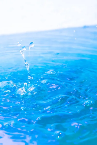 Sıçratma Makrosu Kapanıyor Mavi Arkaplanda Mavi Damlası — Stok fotoğraf