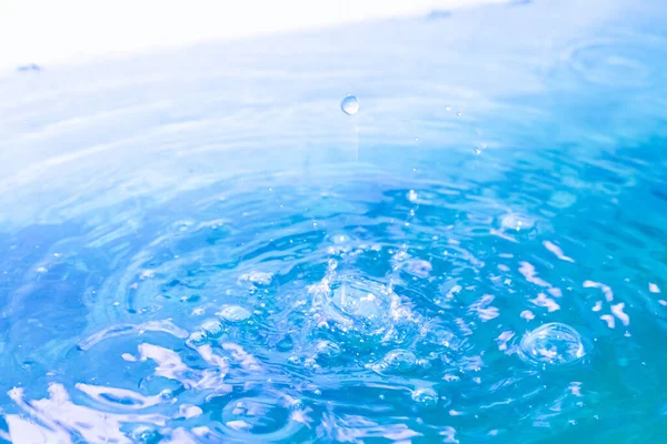 Wassertropfen Auf Blauem Hintergrund Spritzeffekt Nach Kollision Mit Wasseroberfläche — Stockfoto