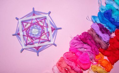 Renkli el yapımı iplik, Tanrı 'nın gözü mandala, nakış ve örgü için renkli iplikler.