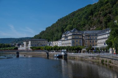 Bad Ems, Almanya 24 Temmuz 2022 İstasyon köprüsünden Lahn 'a ve kaplıcaya olan manzara Bad Ems