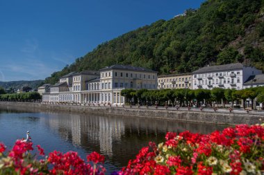 Bad Ems, Almanya 24 Temmuz 2022, Lahn ile Bad Ems 'deki spa evi manzarası