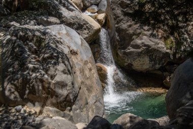 Girit 'teki Samarya Vadisi' nde berrak suyu olan küçük bir şelale.