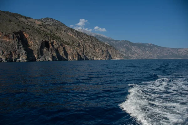 クレタ島のギリシャの島の南側の水からの眺め — ストック写真