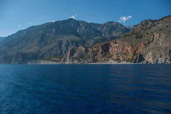 クレタ島のギリシャの島の南側の水からの眺め — ストック写真