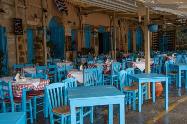 Hanya, Yunanistan 19 Mayıs 2022, Yunanistan 'ın Chania kentinde açık mavi sandalyeli huzurlu bir restoran