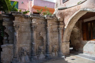 Rethymno 'daki eski Venedik çeşmesi Rimondi.
