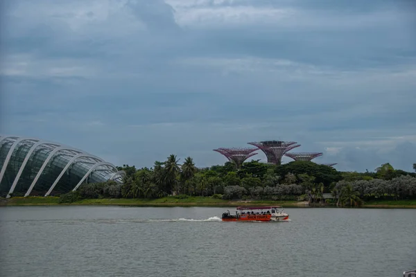 2022年8月30日 一艘小舟在新加坡海湾边的花柱温室和花园前游览新加坡 — 图库照片