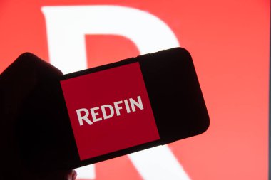 Rheinbach, Almanya, 26 Şubat 2023, Bir akıllı telefon (marka logosuna odaklan) gösteriminde 