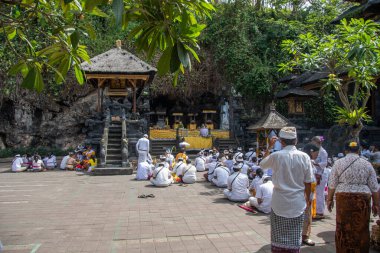 Bali, Endonezya 5 Eylül 2022, Dindar Hindular Goa Lawah tapınağında bir törende