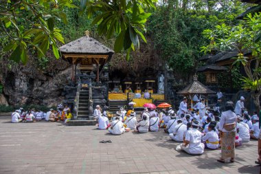 Bali, Endonezya 5 Eylül 2022, Dindar Hindular Goa Lawah tapınağında bir törende