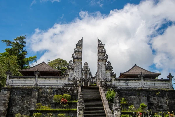 stock image The view through the gate of heaven at the temple 