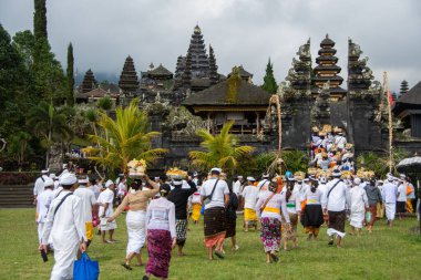 Bali, Endonezya 5 Eylül 2022, Dindar Hindular Bali 'deki 