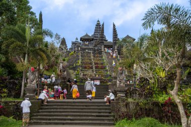 Bali, Endonezya 5 Eylül 2022, dindar Hindular ve turistler 