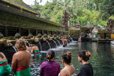 Bali, Endonezya 7 Eylül 2022, Turistler kutsal pınarlarda akıllarını arındırdılar 