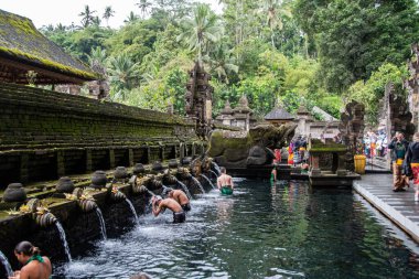 Bali, Endonezya 7 Eylül 2022, Dindar Hindular Tiran Boş Tapınağı 'nda ruhlarını arındırıyorlar.