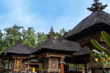 Tiran Boş Tapınak kompleksindeki renkli Bali tapınakları