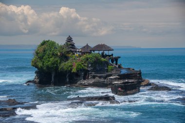 Bali 'deki en ünlü manzaralardan biri Pura Tanah Lot tapınağı.