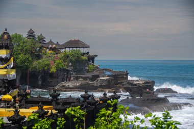 Bali 'deki en ünlü manzaralardan biri Pura Tanah Lot tapınağı.