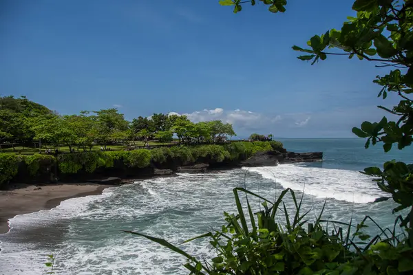 Pura Tanah Lot tapınağının bahçesinde.