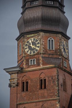 Hamburg 'daki St. Katharinen kilisesinin saatiyle kilise kulesinin yakın görüntüsü.