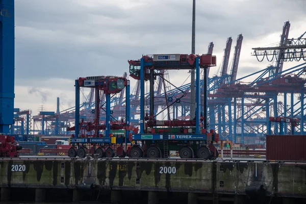 Αμβούργο Γερμανία Μαρτίου 2023 Κινητές Γερανογέφυρες Εμπορευματοκιβωτίων Στο Λιμάνι Του — Φωτογραφία Αρχείου