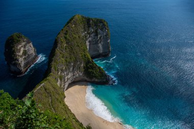 Nusa Penida Adası 'ndaki Kelingking Sahili' nin en üst manzarası.