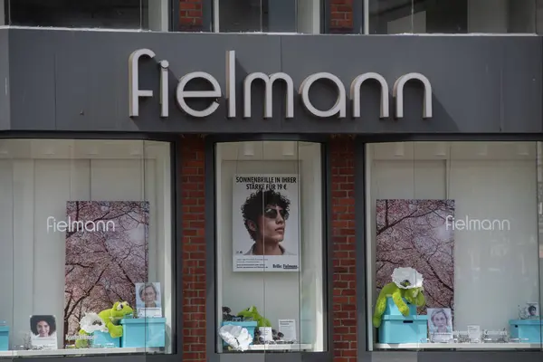 Husum, Almanya 14 Mayıs 2023, Gözlükçü Fielmann 'ın bir şubenin önündeki marka logosu.