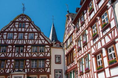 Bernkastel-Kues, Almanya 28 Mayıs 2023, Bernkastel-Kues 'in eski kasabasındaki eski yarı keresteli evler