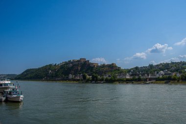 Alman Almanyası 'nın karşısındaki Ehrenbreitstein Kalesi.