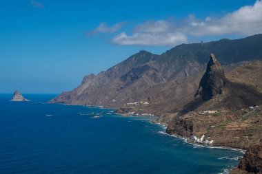 Tenerife 'nin kuzeyindeki küçük Tachero kasabasının manzarası