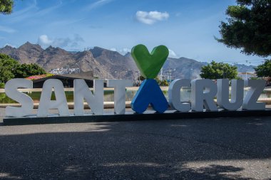 Santa Cruz de Tenerife kasabasındaki bir dağ zeminine karşı 