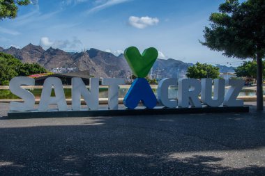 Santa Cruz de Tenerife kasabasındaki bir dağ zeminine karşı 