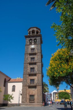 San Cristobal la Laguna, İspanya 7 Eylül 2023, San Cristobal caddelerinde yürüyen kilise manzaralı 