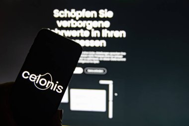 Rheinbach, Almanya 13 Ekim 2024, İnternet sitesinin önündeki akıllı telefon ekranında 